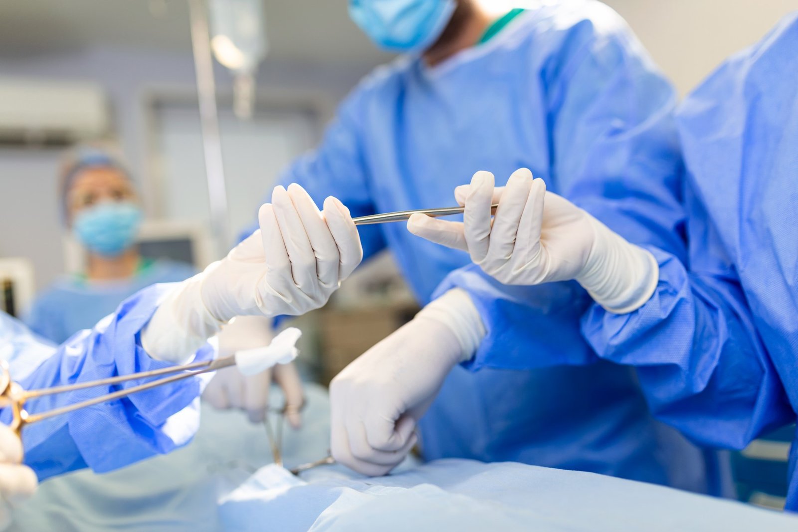 low-angle-shot-operating-room-assistant-hands-out-instruments-surgeons-operation-surgeons-perform-operation-professional-medical-doctors-performing-surgery