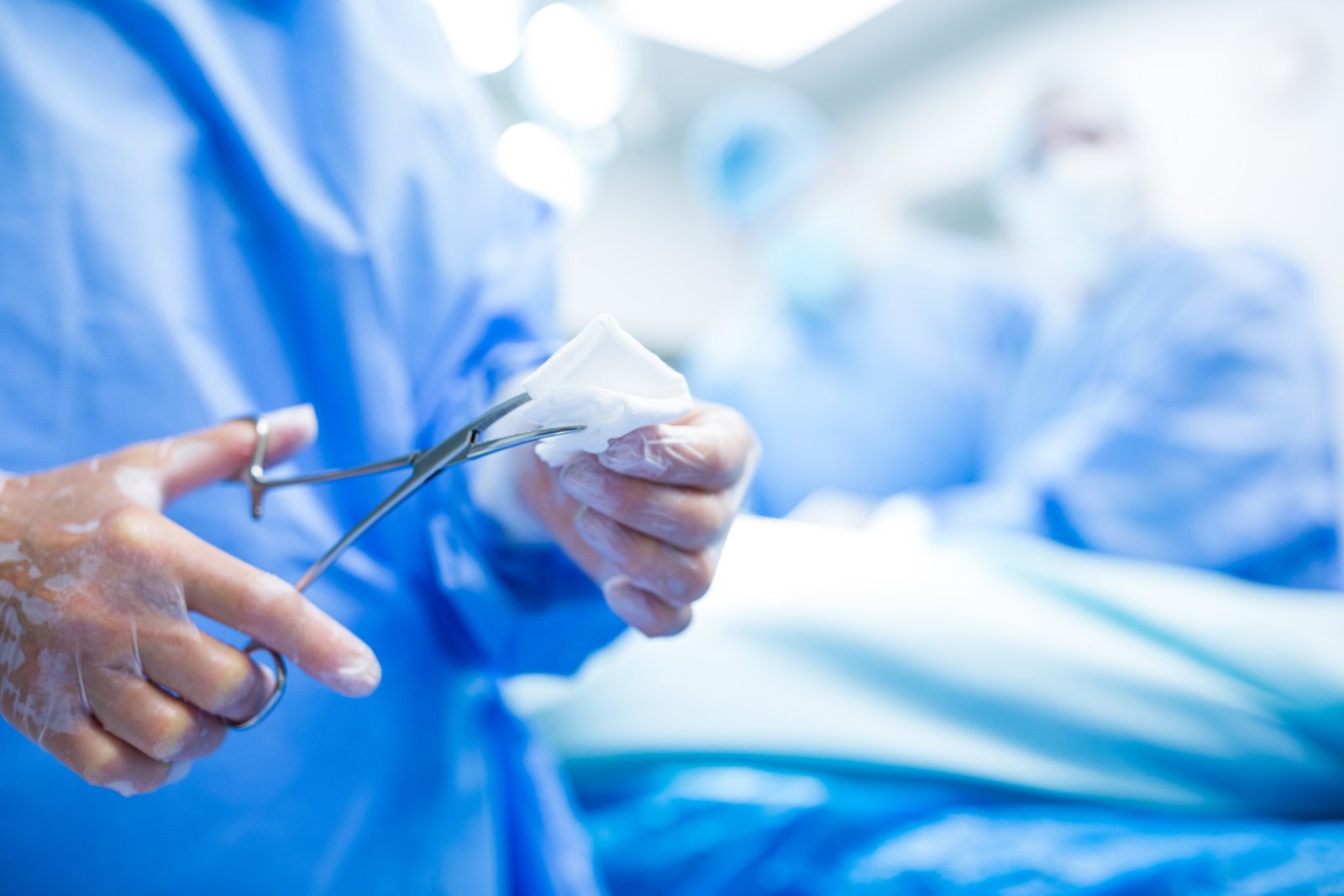 surgeon-cutting-cotton-from-scissor-operation-room
